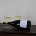 Botella con dos copas de Neudorf Home Block Moutere Chardonnay 2022