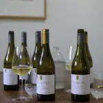 Botellas de Neudorf Home Block Moutere Chardonnay 2022 con copas