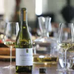 Botella de Neudorf Home Block Moutere Chardonnay 2022 con copas