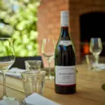 Botella Rays road pinot noir 2021 con copas